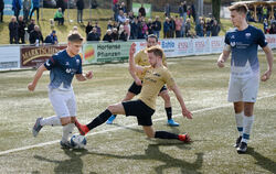 Hart umkämpftes Spiel: Kevin Haussmann vom VfL Pfullingen im Duell um den Ball mit Philipp Hörterich vom SV Fellbach. FOTO: PIET