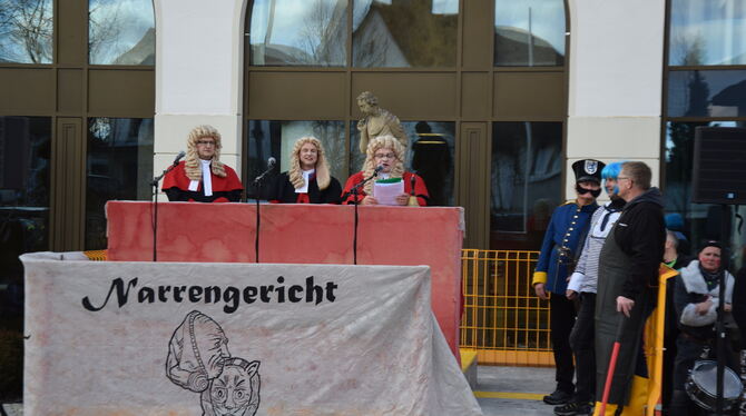 Gammertingens Narrengericht – Richter Wolfgang Herre zwischen den Anklägern Wolfgang Göggel (links) und Ewald Thiel – tagte gest