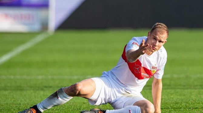Stuttgarts Holger Badstuber hockt auf dem Rasen