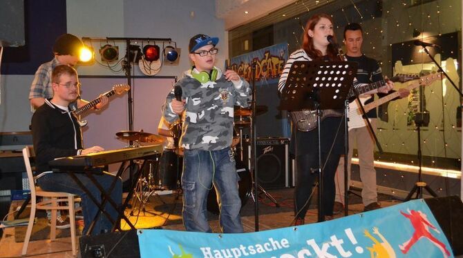 »Not bad« heizten den Zuhörern mit »We will rock you« ordentlich ein.  FOTO: CHATZINIKOLAOU