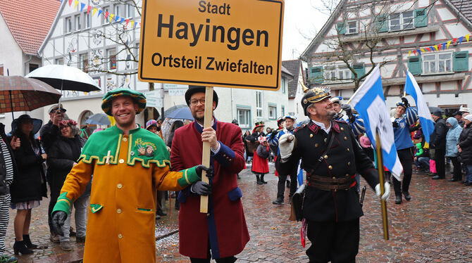 Goißa-Zunftrat Daniel Knorr und Hayingens Bürgermeister Kevin Dorner führten mit dem Büttel von Zwiefalten die Rällezunft an. FO