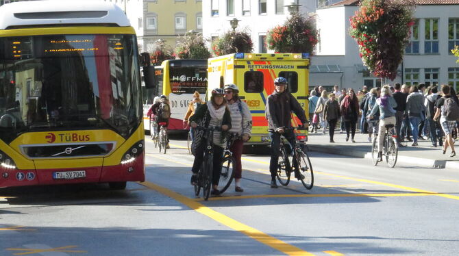 Weiterfahrt nur noch für Fahrräder und Busse? Nach der Befragung ist unklar, wofür sich die Stadt entscheidet.  FOTO: FÖRDER