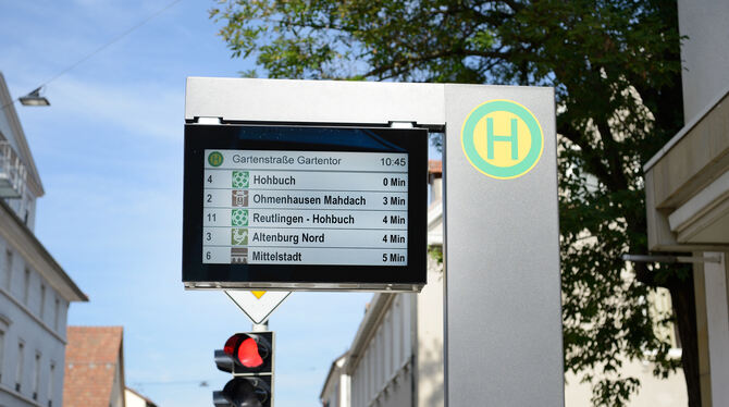 Diese dynamische Fahrgastinformation gibt es in Reutlingen seit 2019. Bald hält diese Technik auch am neuen Busbahnhof von Waldd