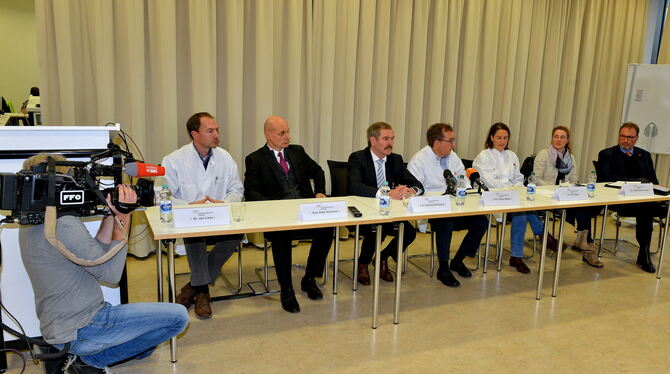 Bei der Pressekonferenz zu den zwei bestätigten Corona-Fällen in Tübingen informierten im Gesundheitszentrum des Uniklinikums ne
