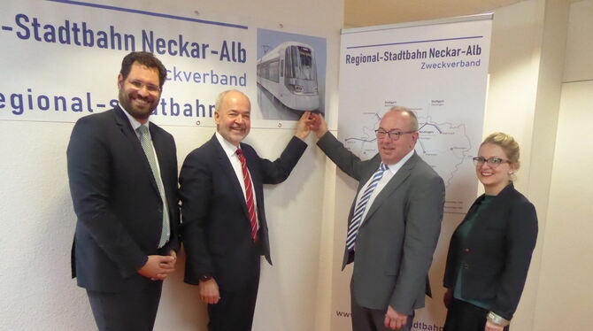 Gemeinsam für die Regionalstadtbahn Neckar-Alb (von links): Dirk Seidemann, Thomas  Reumann, der neue hauptamtliche Zweckverband