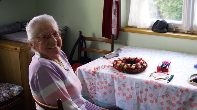 Fast täglich bindet Berta Brösamle, 95, in ihrem »Bastelzimmer« Trockenkränze.  FOTO: MARTENS