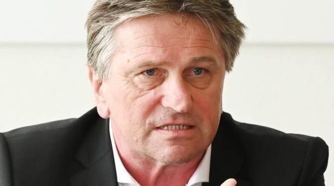 Manfred &#8222;Manne&#8220; Lucha (Grüne) gestikuliert während er redet