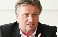 Manfred „Manne“ Lucha (Grüne) gestikuliert während er redet