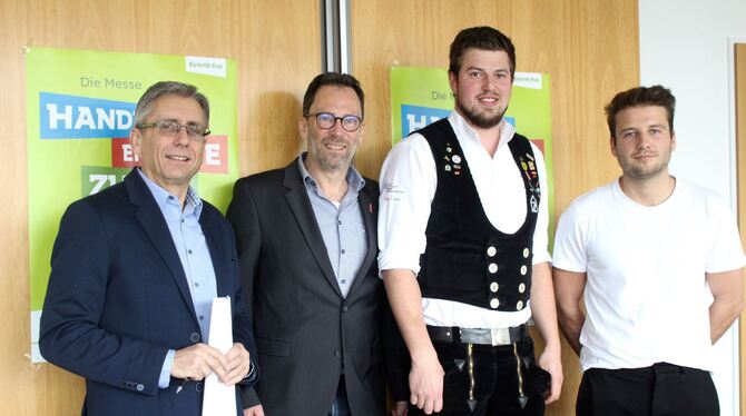 Präsentierten die Messe (von links): die beiden Kreishandwerksmeister Ewald Heinzelmann und Dieter Laible, Zimmermeister Marcel Präsentierten die Messe (von links): die beiden Kreishandwerksmeister Ewald Heinzelmann und Dieter Laible, Zimmermeister Marcel