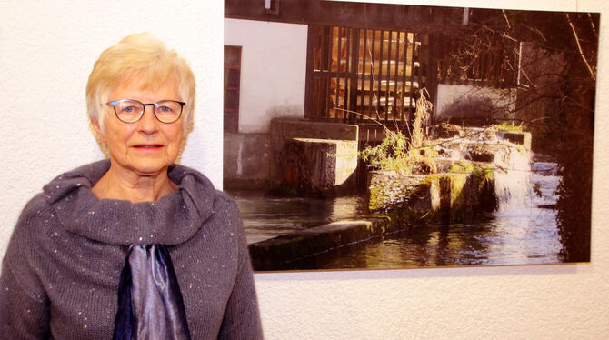 Renate Schöck stellt in der Stadtbücherei ihre Ansichten von Pfullingen aus.  FOTO: OLE