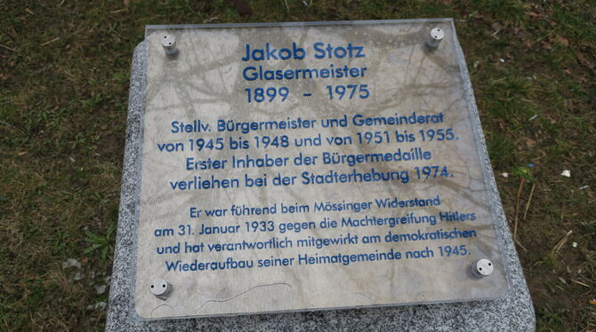 Neue Gedenktafel an Jakob Stotz auf dem gleichnamigen kleinen Platz in der Mössinger Breite Straße gegenüber der Freifläche vor