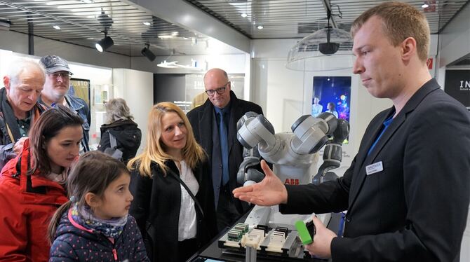 Tübingens Sozialbürgermeisterin Daniela Harsch (Mitte) und Messeveranstalter Michael Bartmann informieren sich über einen Robote