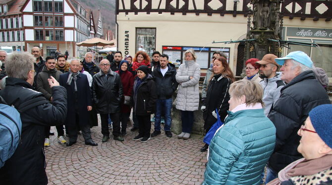 Zahlreiche Menschen kamen auf den Uracher Marktplatz. FOTO: OECHSNER