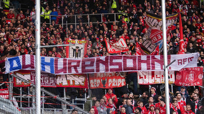 Anhänger von Bayern München hissen beleidigende Plakate gegen Hoffenheims Mäzen Dietmar Hopp. FOTO: DPA