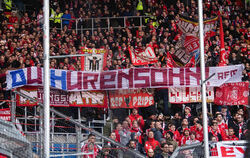 Anhänger von Bayern München hissen beleidigende Plakate gegen Hoffenheims Mäzen Dietmar Hopp. FOTO: DPA