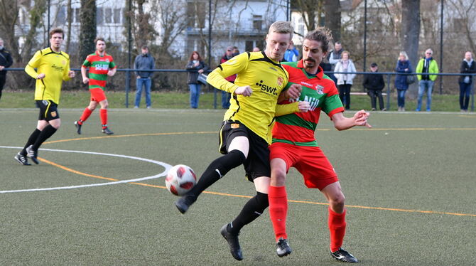 Am Ende ein enges und umkämpftes Landesliga-Derby: Felix Müller (links) vom SV 03 Tübingen gegen Robert Keller vom SV Nehren. FO