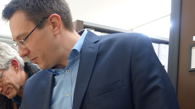 Dr. Marco Birn, Dr. Roland Deigendesch und Harald Müller-Baur (von rechts) im Keller des Kreisarchivs. FOTO: DÖRR Dr. Marco Birn, Dr. Roland Deigendesch und Harald Müller-Baur (von rechts) im Keller des Kreisarchivs. FOTO: DÖRR