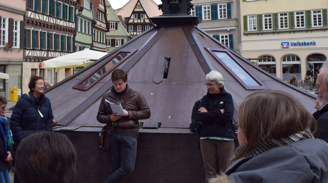 Der Tübinger Neptunbrunnen wurde 1947 aus den verschrotteten Waffen der SS neu gegossen, erzählt Kunsthistoriker David Kühner (i