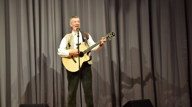 Sänger Oswald Sattler brachte bei seinem Auftritt im Quenstedt-Gymnasium das vorwiegend ältere Publikum mit seinen volkstümliche