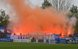 Grund für den Zuschauer-Ausschluss: Fans der Stuttgarter Kickers zünden am 3. November Pyros im Reutlinger Stadion.  FOTO: MEYER