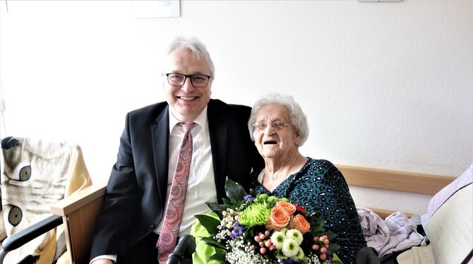 Bürgermeister Robert Hahn überbrachte der 100-jährigen Else Kitzinger Blumen und Glückwünsche.  FOTO: BÖHM