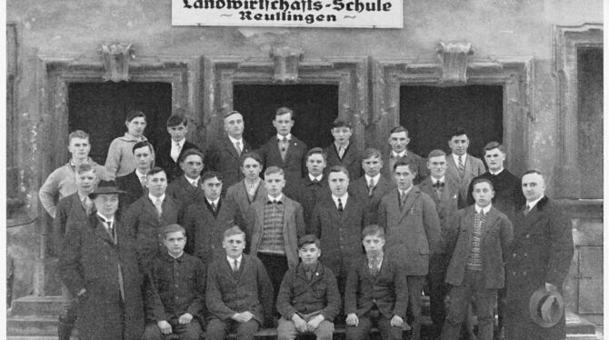 Schüler der  Reutlinger Landwirtschaftsschule (Unterkurs 1930/31) vor dem Portal des Gebäudes am Weibermarkt. Die  Festschrift
