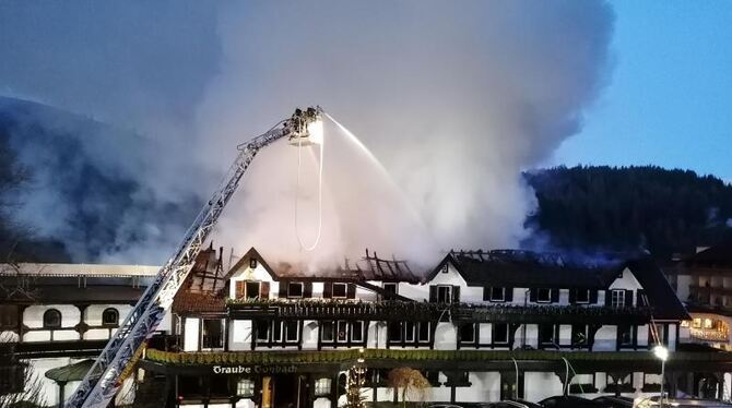Einsatzkräfte löschen einen Brand im Hotel Traube Tonbach
