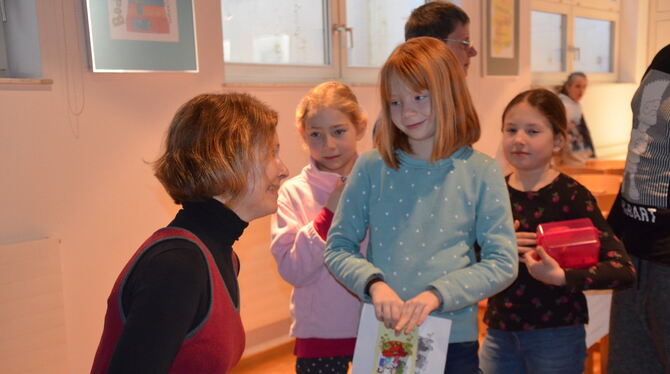 Lesekünstlerin Silke Schlichtmann begeisterte in der Lichtensteiner Gemeindebücherei nicht nur die jungen Zuhörer.  FOTO: SAUTTE