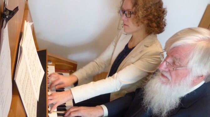 Kantorin Bettina Maier und Hans Fried spielten vierhändig auf der Vier-Orgel in der Magdalenenkirche.  FOTO: PRIVAT