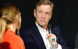 Claus Kleber beim Podiumsgespräch in der VHS.  FOTO: PIETH