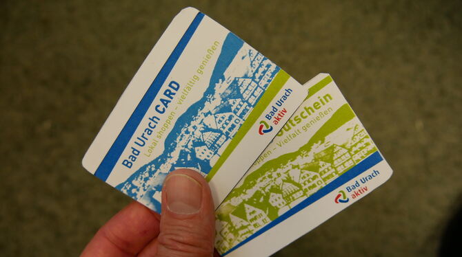 Die Bad-Urach-Card gibt’s in grüner Papier- und personalisiert in blauer Kunststoff-Form. Die De-luxe-Variante läuft auf dem Sma