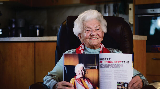 Zwei Seiten nur mit Klara Geiger: Der 101-jährige Bayern-München-Fan mit der aktuellen Ausgabe des Club-Magazins.  FOTO: PIETH