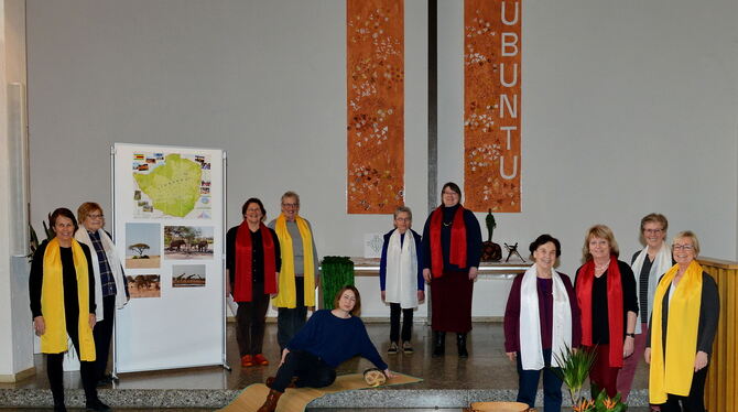 Die ökumenische Gruppe Innenstadt Reutlingen – hier in der Erlöserkirche – hat den Weltgebetstag vorbereitet.  FOTO: NIETHAMMER