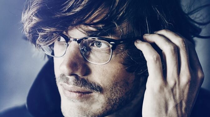 Karl Neukauf singt Udo Jürgens.  FOTO: PR