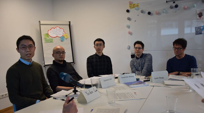 Yuchen Liu, Zuonan Cao und Yuanzhe Wang (von links) berichten von ihren Erlebnissen in Tübingen, seit sich das Coronavirus ausbr