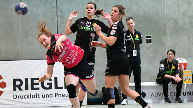 Nach ihrem Tief im Januar inzwischen wieder in Top-Form: Metzingens Rückraumspielerin Maren Weigel (links). Die Nationalspieleri
