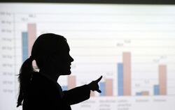 Frau präsentiert Grafik