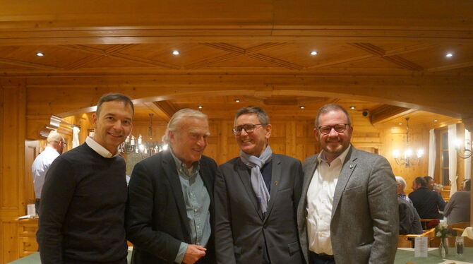 Pascal Kober (von links), Helmut Hausmannund Andreas Glück gratulieren Rudi Fischer (zweiter von rechts). Foto: Wurster
