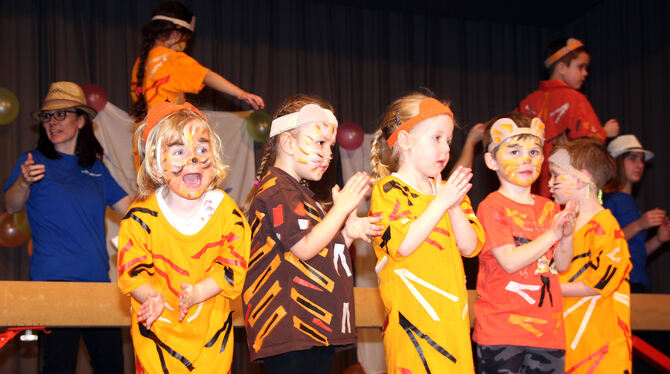 Die Vereinsjüngsten entführten die Zuschauer in den Dschungel. FOTOS: LEIPPERT Die Vereinsjüngsten entführten die Zuschauer in den Dschungel. FOTOS: LEIPPERT