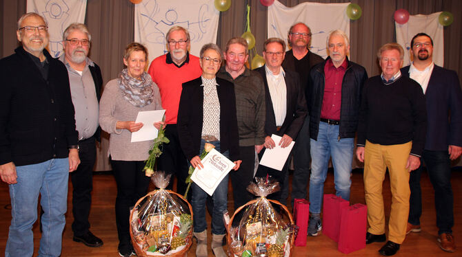 Steffen Wagner (links) und Andreas Pautsch (rechts) und mit den anwesenden Geehrten. Steffen Wagner (links) und Andreas Pautsch (rechts) und mit den anwesenden Geehrten.