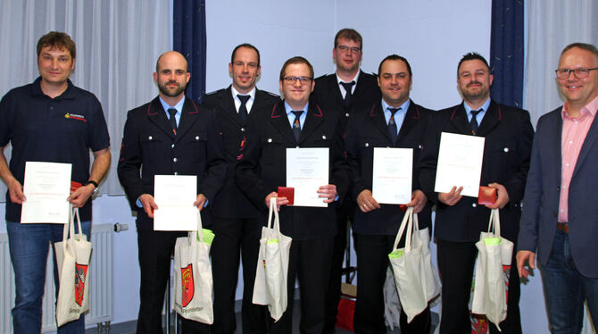 Bürgermeister Reinhold Teufel (rechts), Kommandant Markus Stoll (Vierter von rechts) und Vizekommandant Philipp Schneider (Dritt