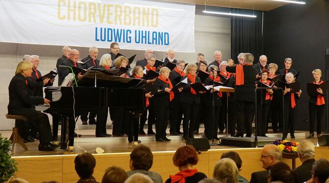 Der Ludwig Uhland Chor mit Dirigent Jürgen Knöpfler stimmte »Maientau« und andere vertonte Texte seines Namensgebers an. FOTO: S