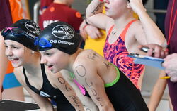 Junge Ermstaler Schwimmerinnen beim Anfeuern.