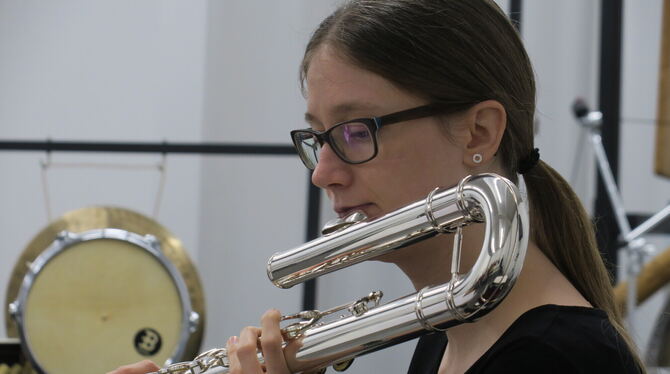 Flötistin Anja Clift, hier an der Bassflöte, beim Auftritt des Infinity-Quartetts in der Musica-Nova-Reihe. Hinten warten die Sc