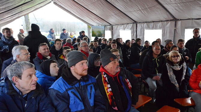 Fußball-Anhänger verfolgen in einem Zelt vor dem Kreuzeiche-Stadion das SSV-Spiel gegen Rielasingen-Arlen im Livestream. FOTO: Fußball-Anhänger verfolgen in einem Zelt vor dem Kreuzeiche-Stadion das SSV-Spiel gegen Rielasingen-Arlen im Livestream. FOTO: