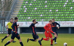 Vor leeren Zuschauerrängen im Kreuzeiche-Stadion: SSV-Kapitän Pierre Eiberger (links) im Zweikampf mit dem Ex-Reutlinger Ivo Col