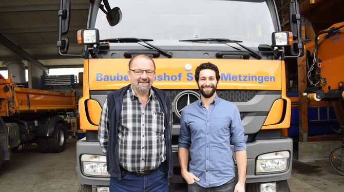 Beim Metzinger Bauhof gab es einen Chef-Wechsel: Eberhard Müller (links) ist gegangen, Daniel Vesin gekommen. FOTO: WEBER