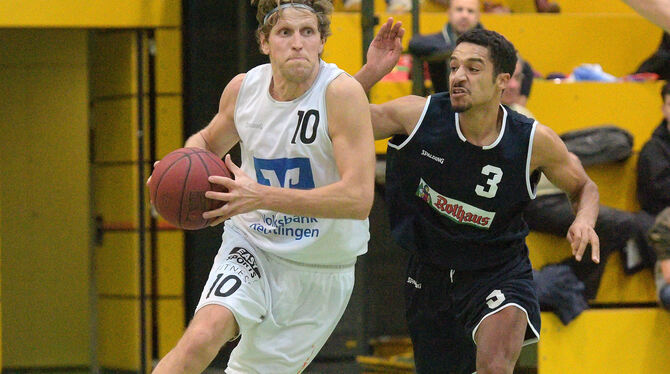 Nikola Gaurina (links) trumpfte beim Reutlinger Kantersieg stark auf.  FOTO: BAUR