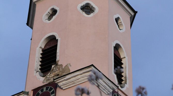 Hinter dem sichtbar bröckelnden Putz steckt ein tiefer liegendes Problem: Die Balken des Großengstinger Kirchturms sind von Fäul Hinter dem sichtbar bröckelnden Putz steckt ein tiefer liegendes Problem: Die Balken des Großengstinger Kirchturms sind von Fäul