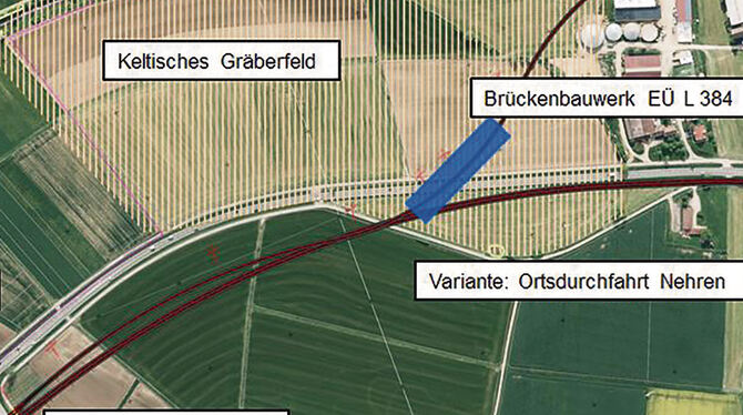 Bei einer Variante für Nehren müsste eine Brücke (blau) über dem keltischen Gräberfeld gebaut werden. Die Trasse würde ortsfern